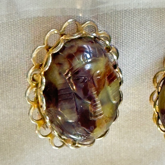 Vintage, gold tone, carved cameo of a pharaoh, clip on earrings - Picture 7 of 13